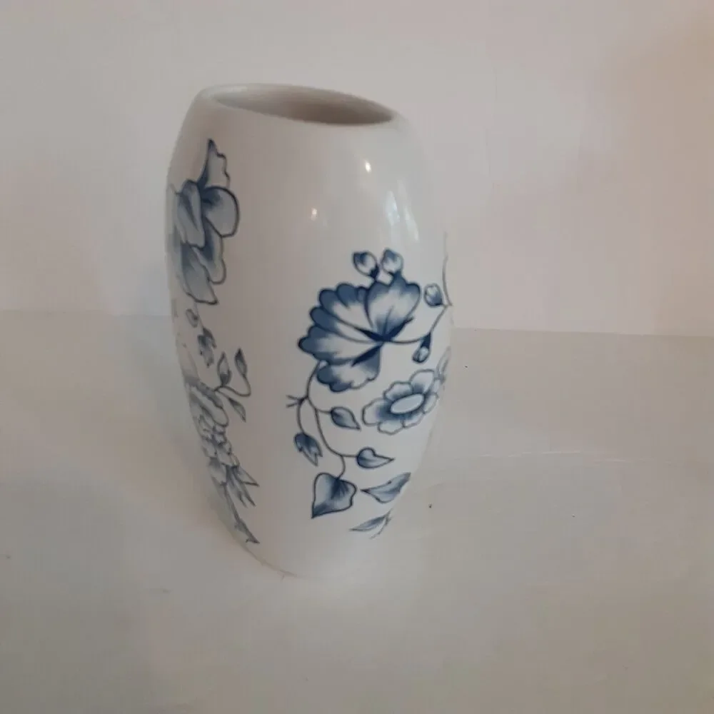 Vintage Russ Blue/White Floral Mini Vase